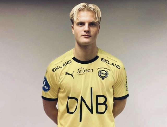 重磅！海港7将有望冲国足，后防线大清洗，杨希挤掉嫡系能成主力？（海港7人竞逐国足席位，后防或将换血，杨希能否挤下嫡系成为主力？）