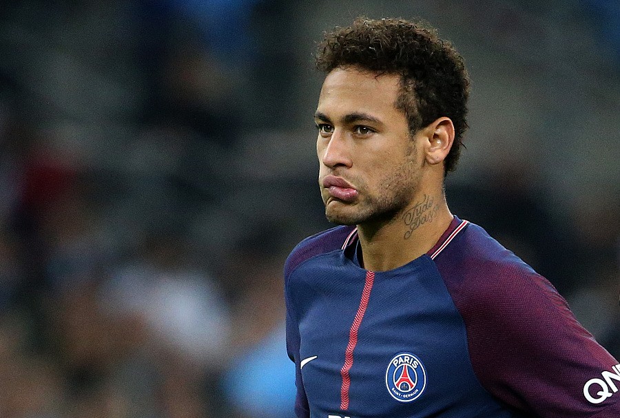 阿图什杯球员进球后跑上看台给母亲献花，后两黄变一红被罚下