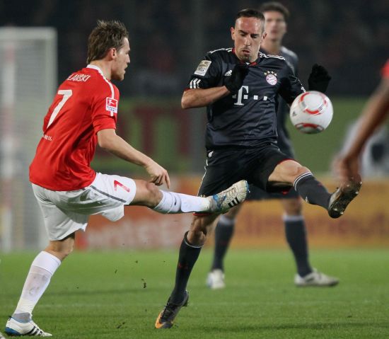 解析国米中场名将，球迷怒斥到莱万为他点赞，双刃剑用好能成惊喜（国米中场名将深度解读：从遭球迷怒喷到获莱万点赞，善用这把双刃剑或带来惊喜）