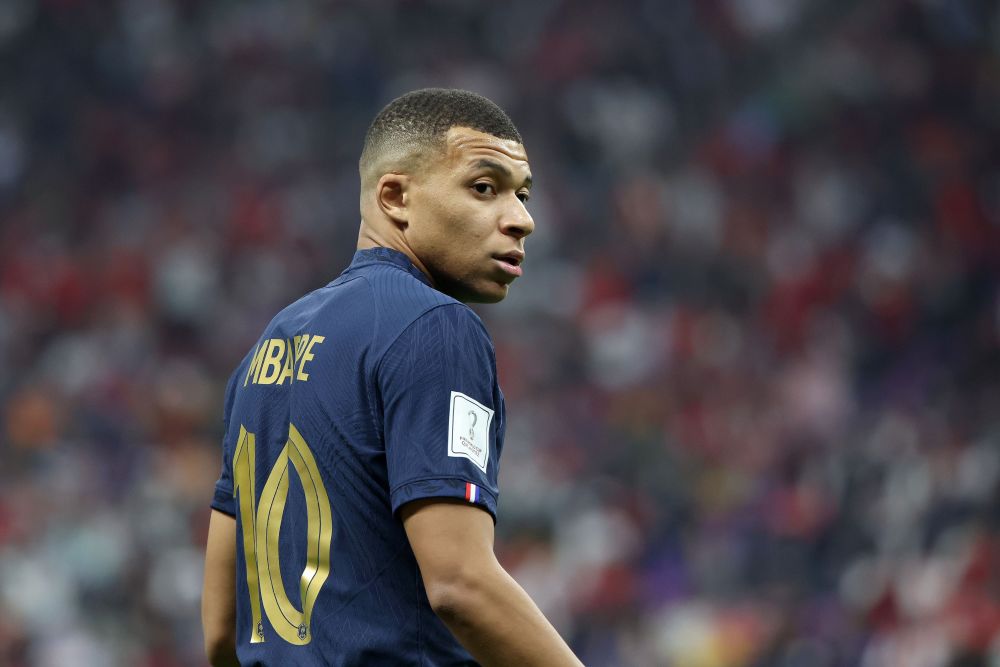 曼联客场4-1胜狼队，B费2射1传，取得3轮不败，积分追平切尔西，排名升至第六。（曼联客场4-1大胜狼队，B费双响+助攻，联赛三轮不败，积分追平切尔西升至第六位）