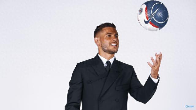 年薪2亿年薪，转会费将超过5300万！沙特不放弃萨拉赫，新月最可能出手（沙特仍不放弃萨拉赫：年薪或达2亿，转会费超5300万，新月最可能出手）